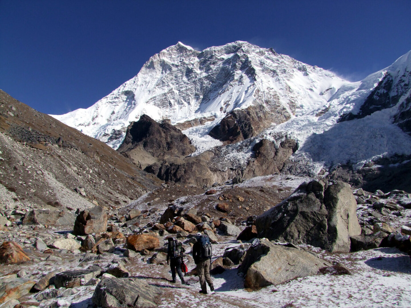 Trekkers on Makalu Trail